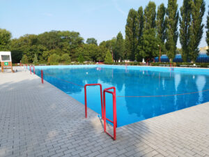 Mestské kúpalisko Senica : Veľký bazén pre plavcov aj neplavcov (50,00 x 25,00 m), Malý neplavecký bazén s vodným dáždnikom, Detské pieskové ihrisko, Pieskové ihrisko pre šport