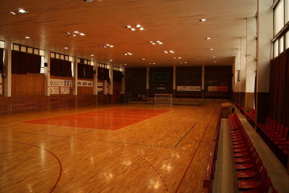 Športová hala
Prenájom haly na športové podujatia
Futsal ▫ Florbal ▫ Volejbal ▫ Hádzaná